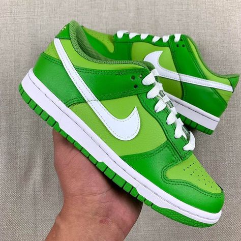 Sneakers Fashion Aesthetic, Aesthetic Nike Dunks, Green Nike Dunks, Shoe Aesthetics, Green Dunks, Green Nike Shoes, Nike Dunks Low, Glow Shoes, Green Hulk