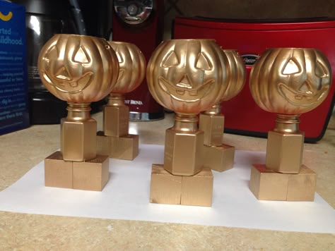 Pumpkin Trophies Made with small plastic pumpkin buckets and bubbles from Party City and two small wooden blocks. Glued all together and spray painted it gold. Halloween Party Prizes, Diy Trophy, Halloween Trophies, Halloween Block Party, Halloween Prizes, Perfect Halloween Party, Pumpkin Carving Party, Party Prizes, Pumpkin Contest