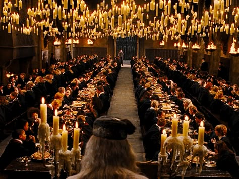 Hogwarts Great Hall, The Chamber Of Secrets, Harry Potter Poster, Festa Harry Potter, Harry Potter And The Chamber Of Secrets, The Prisoner Of Azkaban, Harry Potter Halloween, Halloween Gif, Great Hall