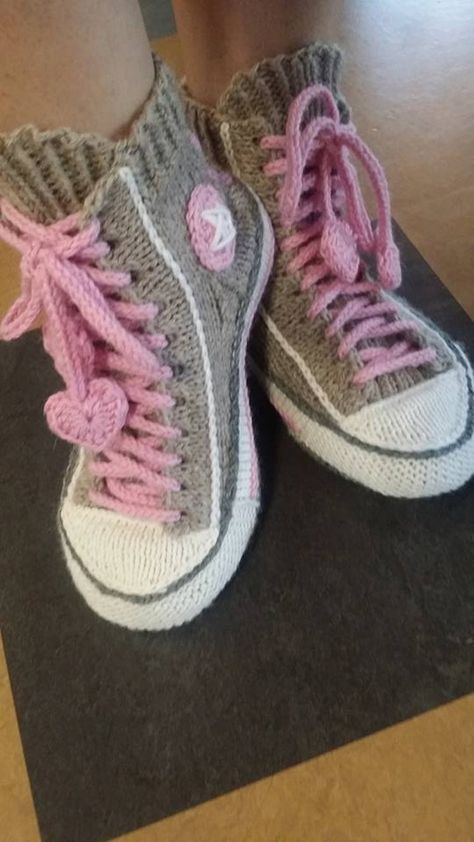 Marre d'enlever vos chaussures à l'intérieur ? Vous allez pouvoir les garder grâce à ce DIY étonnant ! Converse Slippers, Crochet Converse, Crochet Slipper Pattern, Crochet Boots, Haken Baby, Crochet Booties, Crochet Socks, Slippers Pattern, Knit Sneakers