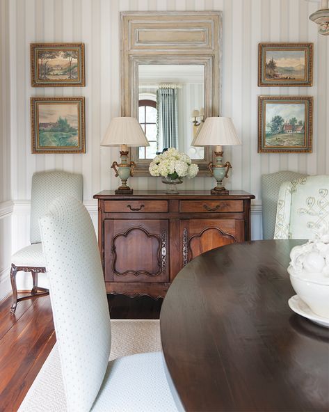 Southern Traditional Interior Design, Southern Dining Room, Traditional Southern Home Decor, Classic Southern Home, Southern Living Rooms, Traditional Southern Home, Southern Charm Decor, Southern Interior, Southern Home Interior