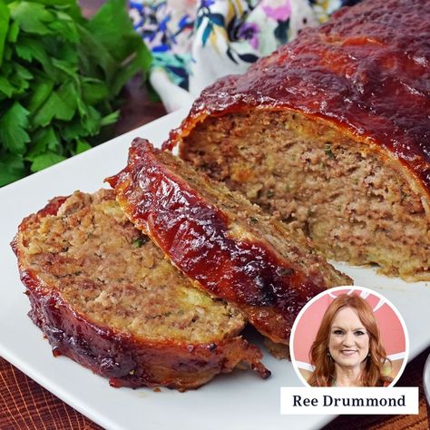 We Made The Pioneer Woman’s Favorite Meat Loaf, and the Recipe Is a Keeper Bacon Wrapped Meatloaf, Healthy Meatloaf, Pioneer Woman Meatloaf, Turkey Meatloaf Recipes, Meatloaf Ingredients, Sweet And Spicy Sauce, Healthy Meats, Turkey Meatloaf, Loaf Recipes