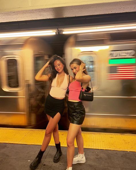 New York City Subway Aesthetic, Subway Instagram Pictures, City Photo Poses, Subway Poses, New York Subway Aesthetic, New York Poses Photo Ideas, Times Square Photoshoot, New York Poses, City Instagram Pictures