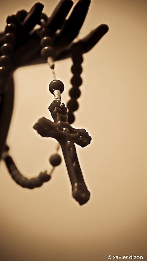 Rosary Photography, Rosary Wallpaper, Catholic Artwork, Money Wallpaper Iphone, Wallpaper For Phone, Beautiful Wallpapers For Iphone, Scorpio Season, Heavy Chain, Bible Quotes Prayer