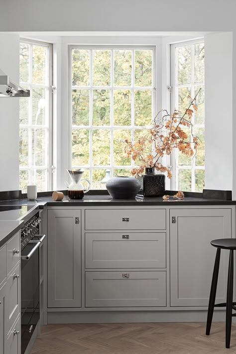 2020 Kitchen Trends, Kitchen Trends 2020, Classic Farmhouse Kitchen, Shaker Kitchen Design, Серая Кухня, Farmhouse Kitchen Island, Kitchen Design Trends, Kitchen Island Design, Shaker Kitchen