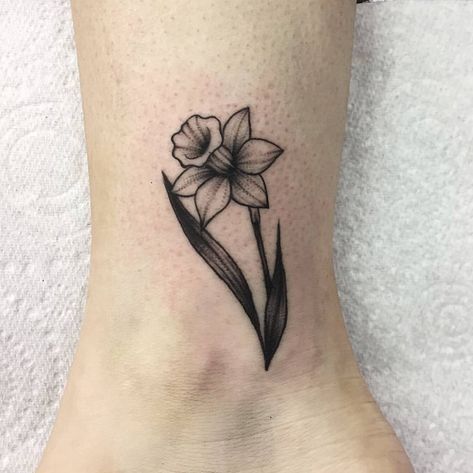 Mini ankle daffodil. Thank you Kayleigh. Jonquil Flower Tattoo, Daffodils Tattoo, Jonquil Flower, Daffodil Flower Tattoos, Rebecca Vincent, Flower Tats, Tattoo On Foot, Flor Tattoo, Daffodil Tattoo