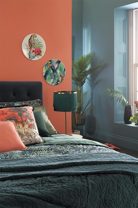 Tropical teal bedroom with contrasting orange and teal walls, and a dark velvet bed. Orange And Teal Bedroom, Burnt Orange Bedroom, Peach Bedroom, Bedroom 2022, Teal Rooms, Grey Bedroom Decor, Orange Bedroom, Bedroom Color Combination, Teal Bedroom