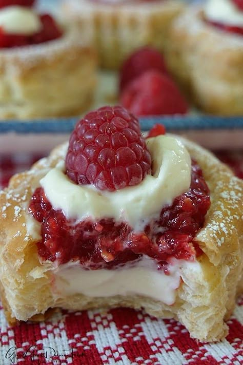 Red Raspberry Recipes, Fresh Raspberry Desserts, Cream Cheese Pastries, Cream Cheese Danishes, Cheese Pastries, Cheese Danishes, Puff Pastry Recipes Dessert, Raspberry Cream Cheese, Pastries Recipes Dessert