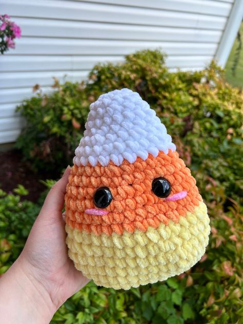 candy corn crochet plushie Crocheted Stuffies, Candy Corn Crochet, Corn Crochet, Crochet Pour Halloween, Cloud Couch, Crochet Plushies, Easy Crochet Animals, Crochet Plushie, Crochet Bee