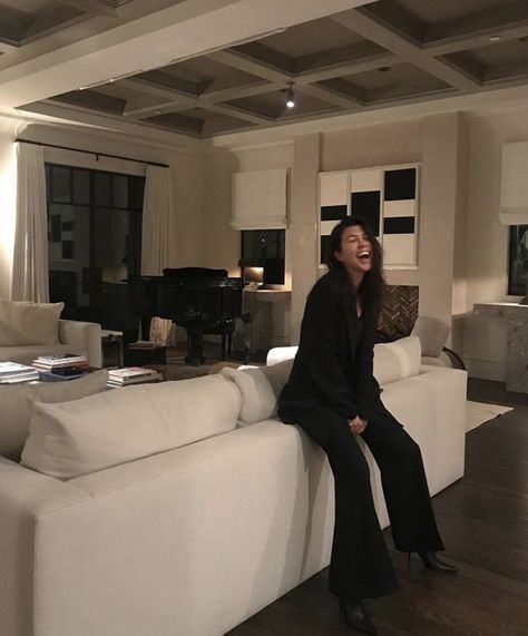 Kardashian Bedroom, Kourtney Kardashian House, Kardashian Home, Kourtney Kardashian Style, Childhood Tv Shows, Stunning Bathrooms, White Blanket, Kardashian Style, Celebrity Houses