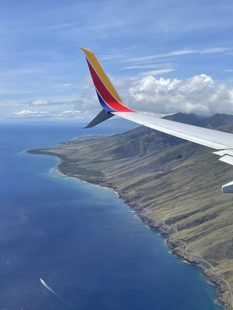 Everything you NEED to know about Southwest Flight to Maui! You can bring your scuba gear for free but they charge you if you bring your surf board! Here is 11 Things to Know About Southwest Hawaii Flights [2021] Hawaii Flight, Flying To Hawaii, Hawaii Airport, Manifesting Life, San Jose Airport, Rich Rich, Trip To Hawaii, Hawaii Maui, Scuba Gear