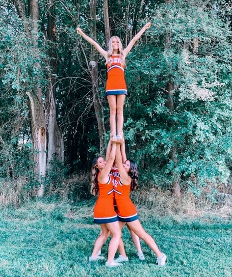 Cheer Extension Stunt, Stunt Group Pictures, Highschool Vibes, Pose Challenge, Cheer Tips, Cheerleading Picture Poses, Cheer Hacks, Cheer Pics, Cheerleading Photos