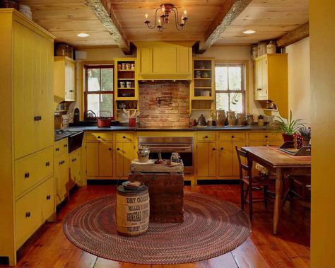 30 Beautiful Yellow Kitchen Ideas Mustard Kitchen, Dapur Rustic, Yellow Kitchen Designs, Country Chic Kitchen, Colonial Kitchen, Kitchen Design Pictures, Kitchen New York, Country Kitchen Designs, Kabinet Dapur