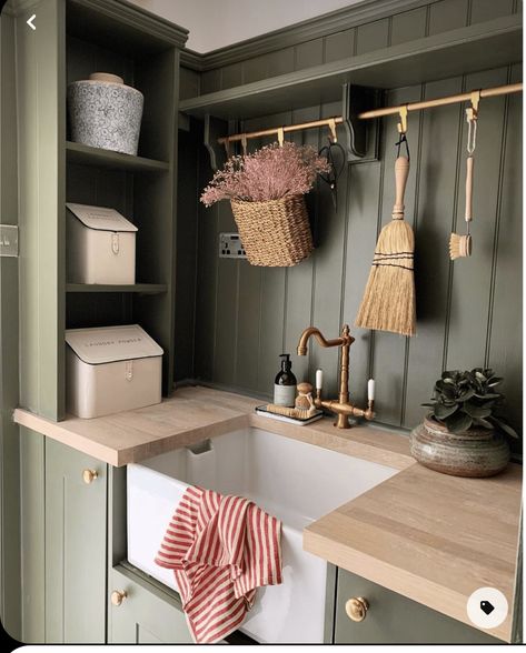 Organization Ideas Closet, Cottage Laundry Room, Organizing Closet, Small Laundry Room Ideas, Green Laundry, Tiny Laundry Rooms, Dark Green Walls, Traditional Kitchen Design, Laundry Room Remodel