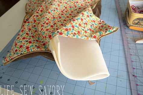 DIY laptop sleeve sewing tutorial How To Sew A Laptop Sleeve, Laptop Sleeves Diy, Laptop Pouch Pattern, Ipad Sleeve Sewing Pattern, Laptop Sleeve Tutorial, Laptop Pouch Diy, Sew Laptop Sleeve, Laptop Case Sewing Pattern, Laptop Cover Diy