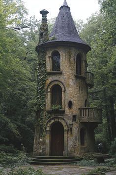 Home Courtyard Design, Fantasy Home Aesthetic, Witchy Victorian House, Witch’s Cottage, Witchy Tiny House, Witches Cottage In The Woods, Old Vintage House Exterior, Tiny Glade Ideas, Witch Architecture