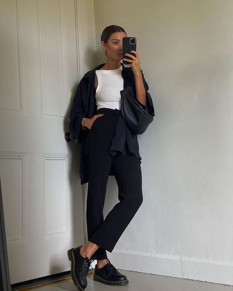 Fashion People Are All About Dr. Martens—Here's How to Style Them Now Dr Martens 1461 Outfit, Dr Martens Shoes Outfit, Oxfords Outfit, Dr Martens Outfit, Martens Style, Oxford Shoes Outfit, Loafers Outfit, Going Viral, Mode Casual