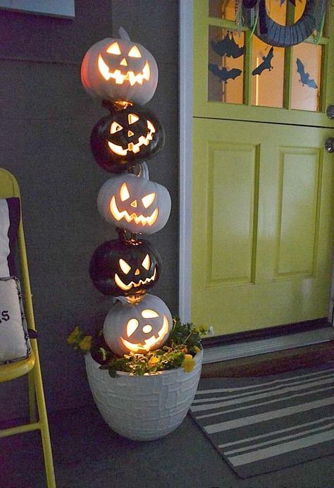 37 Spooktacularly amazing outdoor Halloween ideas Diy Veranda, Strašidelný Halloween, Cheap Halloween Diy, Diy Halloween Dekoration, Dekorasi Halloween, Halloween Diy Outdoor, Halloween Decor Diy, Easy Diy Halloween Decorations, Casa Halloween