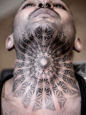 Geometric Throat Tattoo, Mandala Tattoo Mann, Mandala Tattoo Neck, Geometric Tattoo Neck, Back Of Neck Tattoo Men, Neck Tats, Mandala Tattoo Men, Full Neck Tattoos, Best Neck Tattoos