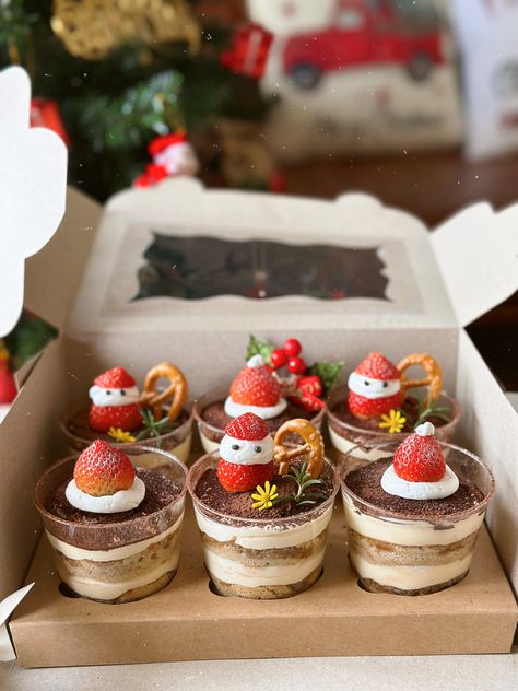 Christmas Food Hampers, Cupcake Christmas, Xmas Desserts, Mini Pastries, Christmas Hampers, Cake Cafe, Custom Desserts, Food Hampers, Xmas Cake