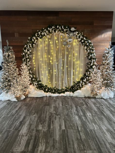 Light Wedding Arch, Winter Wonderland Christmas Party, White Christmas Party, Church Christmas Decorations, Red And Gold Christmas Tree, Christmas Stage, Flocked Christmas Trees Decorated, Christmas Church, Front Porch Christmas Decor Ideas