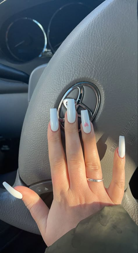 White Nails With A Pink Heart, White Nails Heart Design, Almond Nails With Initial, White Nails With Initial, Nails With His Initials, White Heart Nails, Nails With Initials, White Nails Acrylic, Initial Nails