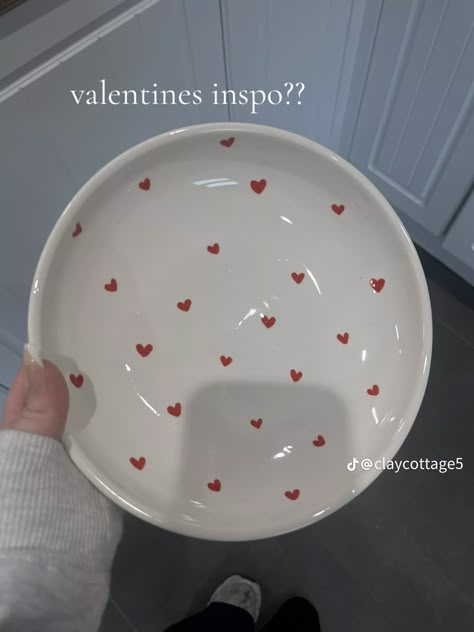 Pottery Painting Ideas Heart, Pottery Painting Heart Plate, Valentine Pottery Painting Ideas, Valentine’s Day Painted Pottery, Pottery Painting Hearts, Valentines Pottery Painting, Valentines Pottery Ideas, Preppy Pottery, Pottery Painting Ideas Bowls