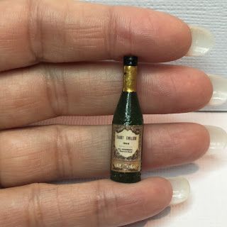 tutorial: miniature wine bottles (link to tutorial) Dollhouse Tutorials, Diy Doll Miniatures, Doll House Crafts, Dollhouse Projects, Dollhouse Miniatures Diy, Miniature Bottles, Miniature Projects, Miniature Diy, Miniatures Tutorials