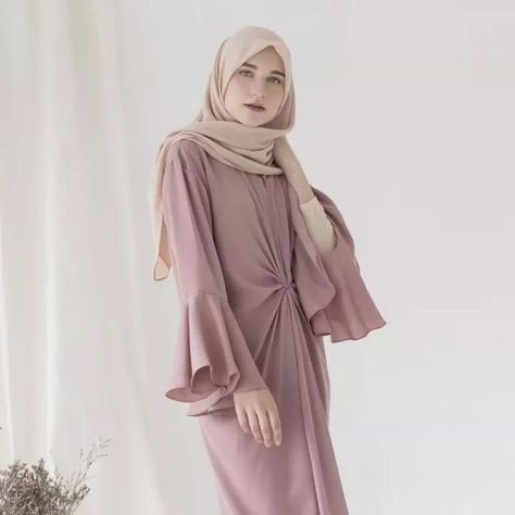 ❞Sand Isvara ❝
~ Bahan : Wollycrepe
~ Size : S,M,L,XL,XXL
~ LD : 90,95,100,110,120
~ Panjang : 135,140,142,145

♡o｡.｡Gamis busui friendly dengan ujung lengan berbentuk lonceng
Harga cuma Rp 179.000 an aja^^