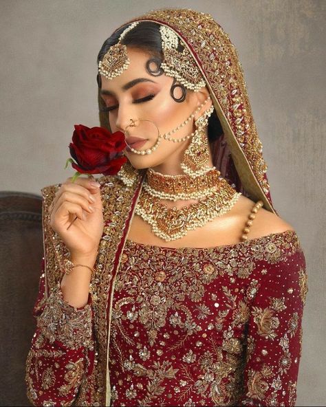 Desi Bridal Makeup Red, Desi Bride Makeup, Nikkah Poses, Desi Bridal Makeup, Pakistani Makeup, Indian Bride Makeup, Pakistani Bridal Makeup, Red Bridal Dress, Desi Wedding Dresses