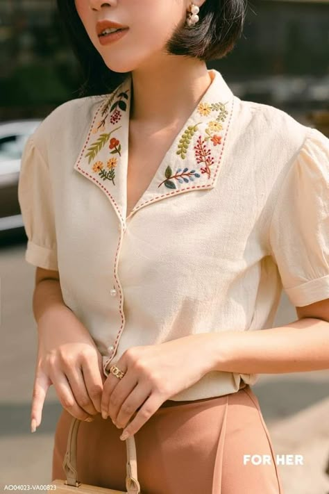 Fashion Tops Blouse Style, Detail Couture, Fashion Tops Blouse, Trendy Blouses, Trendy Fashion Tops, Embroidery On Clothes, Trendy Blouse Designs, Embroidery Designs Fashion, Embroidered Clothes