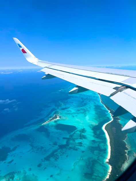 Bora Bora Plane View, Traveling Plane Aesthetic, Travel Aesthetic Tropical, Plane Over Ocean, Cute Traveling Pictures, Bahamas Beach Aesthetic, Bahamas Vision Board, Caribbean Travel Aesthetic, Aesthetic Holiday Pics