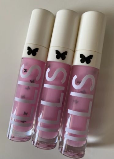 NEW LIGHT PINK LIPGLOSS MADE WITH BLACK BUTTERFLIES 🦋😍 IN THE SCENT STRAWBERRY 🍓... VERY PIGMENTED LONG LASTING LIPGLOSS , USING OUR NEW BIG TUBES WITH A BIG APPLICATOR ☺️ Strawberry Blush, Pink Lipgloss, Black Butterflies, Business Branding Inspiration, Lip Gloss Collection, Pink Lip Gloss, Black Butterfly, Brow Gel, Lip Balm Gloss