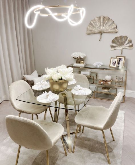 White And Gold Apartment Living Room, Gold Accent Dining Room, White And Gold Kitchen Table, Gold Centerpieces Dining Table, White Dining Room Inspiration, Light Gold Living Room, Neutral Living Dining Room, Small Neutral Dining Room, Neutral And Gold Living Room