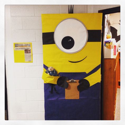 Minion door decoration with clipboard for class list. Minion Christmas Door, Minion Classroom Door, Minion Door Decorations, Christmas Door Decorations For School, Door Decoration For Preschool, Door Decorations For School, Minion Door, Minion Classroom Theme, Holiday Classroom Doors