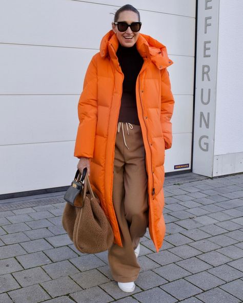 Annette Weber pe Instagram: „Sundays Look: relaxed, comfy, sunny . . Werbung . #daunenmantel #puffercoat #pufferjacket #downcoat #woolrich #woolricharcticparka…” Black Jacket Outfit Winter, Orange Puffer Jacket Outfit, Black Jacket Outfit, Orange Puffer Jacket, Style Puffer Jacket, Puffer Outfit, Puffer Jacket Outfit, Quilted Outerwear, The Cool Hour