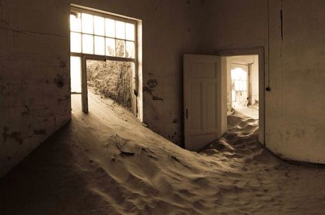 Diamond Mining, Abandoned Cities, Haunting Photos, Mining Town, Cities Around The World, Out Of Place, Abandoned Mansions, Haunted Places, Architecture Old