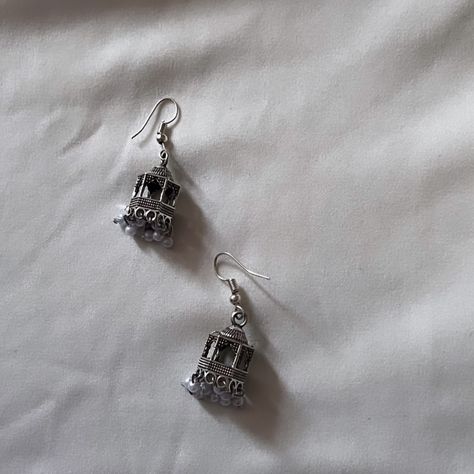 Modern Indian Earrings, Silver Jhumka Aesthetic, Silver Oxidised Jhumka, Jhumkey Aesthetic, Jhumka Earrings Aesthetic, Jhumkas Aesthetic, Aesthetic Jhumka, Desi Earrings, Minimalist Accessories Jewellery