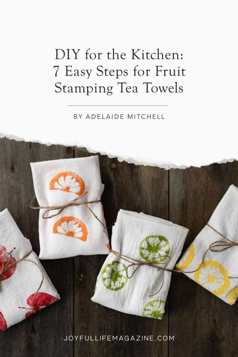 This fun fruit-stamped DIY kitchen towel celebrates the simple beauty of fruit and, even better, is quite simple in its execution. Hang them over the handle of the oven door and enjoy the cheer that these fruit-patterned tea towels bring to your kitchen. Stamped Tea Towels, Mops Crafts, Tea Towels Diy, Diy Towels, Deco Foil, Towel Ideas, Diy Projektit, Summer Crafts For Kids, Cadeau Diy