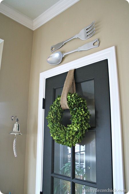 Spring boxwood wreath - decorate with preserved boxwood.  Use your Christmas decor for spring, too! Wreath On Pantry Door, Boxwood Wreath Front Door, French Door Interior, White Front Door, Green Front Doors, Thrifty Decor Chick, Diy Spring Wreath, Wreath Burlap, Thrifty Decor