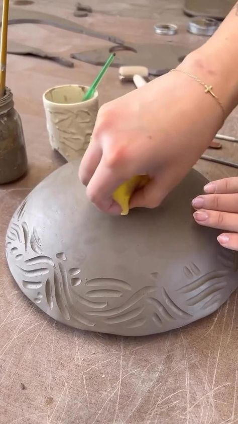 How to make ceramic bowls Beginner Hand Built Pottery, How To Make Ceramic, Functional Ceramics, Jar Ceramic, Pottery Lessons, Beginner Pottery, Pottery Videos, Pottery Workshop, Pottery Handbuilding