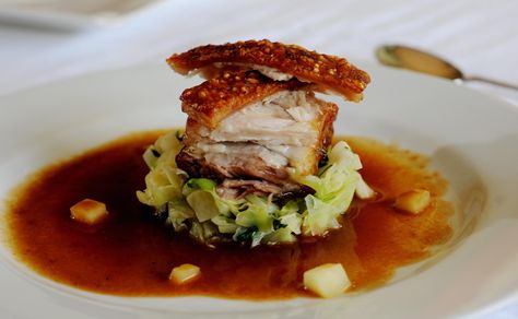 Apple Cabbage, Gourmet Meat, Gourmet Food Plating, Apple Pork, Pork Belly Recipes, Student Recipes, Meat Appetizers, Fine Dining Recipes, Pub Food