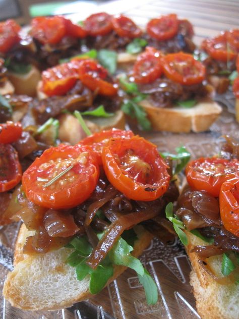 Roasted Cherry Tomato Bruschetta, Onion Bruschetta, Cherry Tomato Bruschetta, Bruschetta Bites, Cooking Friends, Nibbles For Party, Tomato Bruschetta, Roasted Cherry, Best Appetizer Recipes