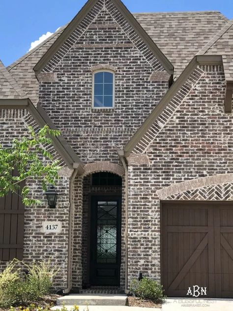 All Brick House Exterior Ranch, Charcoal And Brick Exterior, Brown Brick Homes Exterior, Dark Brown Brick House Exterior, All Brick House Exterior, Exterior Brick Colors, Brown Brick House Exterior Color Schemes, Brown Brick House Exterior, Home Exterior Brick