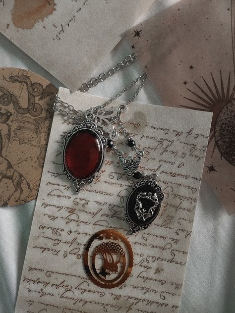 Dark academia. Necklace. Dark Academia Accessories Necklaces, Writer Academia Aesthetic, Dark Academia Necklace, Academia Necklace, Writer Academia, Dark Academia Accessories, Dark Academia Fashion Aesthetic, Dark Academia Jewelry, Dark Academia Style