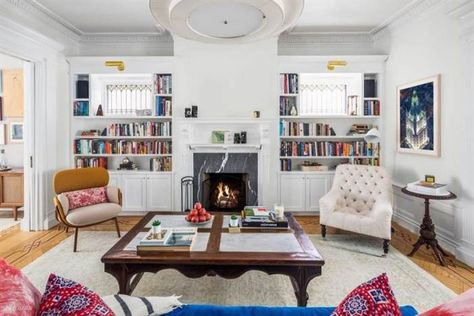 John Krasinski and Emily Blunt Brooklyn townhouse Nyc Townhouse, Brooklyn House, Victorian Living Room, Brooklyn Brownstone, John Krasinski, Design Salon, Spacious Living Room, Celebrity Houses, A Living Room