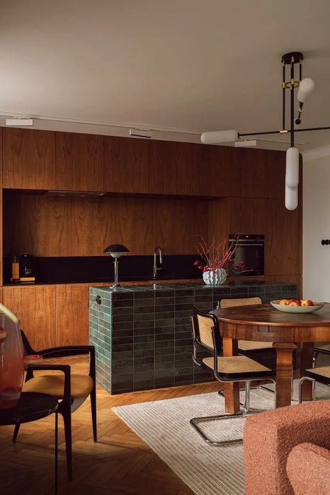 Historic Apartment, Mid Century Apartment, Mid Century Contemporary, Mid Century Modern Dining Room, Mid Century Modern Interior Design, Retro Interior Design, Mid Century Home, Small Apartment Design, Century Home