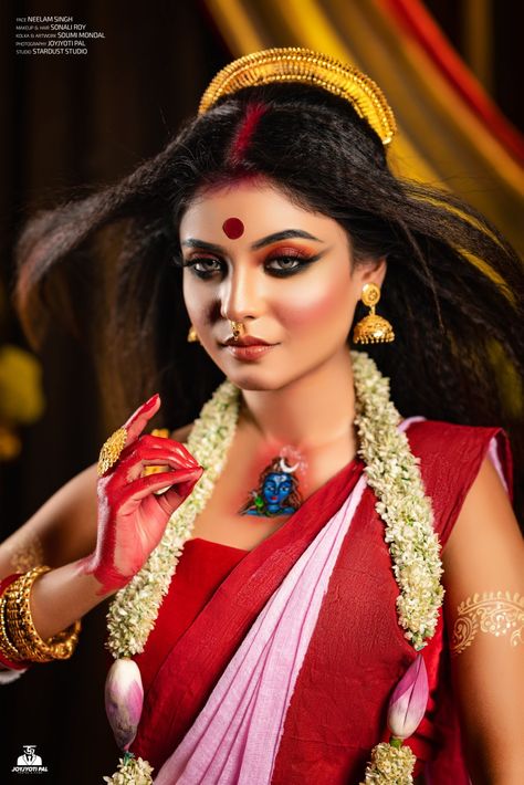 Durga Makeup Look, Puja Photoshoot, Agomoni Photoshoot, Agomoni Shoot, Durga Pooja, Bengali Saree, Indian Wedding Poses, Bengali Bridal Makeup, Durga Painting