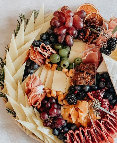 Meet And Cheese Charcuterie Board, Charcuterie Board Circle, Big Round Charcuterie Board, Round Charcuterie Board Ideas, Large Round Charcuterie Board, Wine Barrel Grazing Platter, Board Appetizers, Charcuterie Tables, Variety Cheesecake Platter