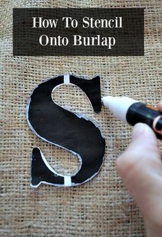 How to stencil a letter onto a burlap bag Burlap Art, Burlap Ideas, Burlap Canvas, Burlap Projects, Easy Fall Decor, Burlap Door Hangers, Crafts For Teens To Make, Foto Transfer, Burlap Decor